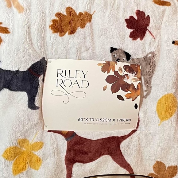Riley Road Assorted Dogs 🐶 Blanket - Picture 4 of 4